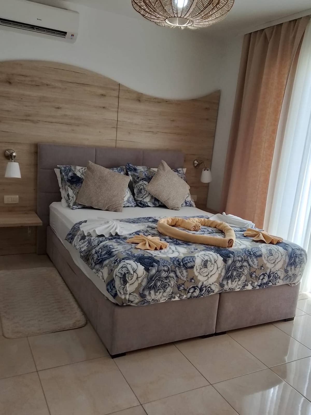 Poslije: Ista soba spremna za nove goste, namješten krevet i složeni ručnici