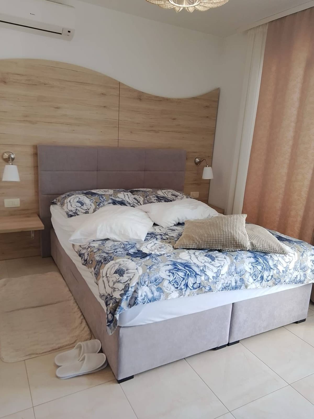Prije: Spavaća soba apartmana nakon odlaska gostiju, nenamješten krevet